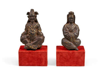 A PAIR OF GOLD-INLAID IRON FIGURES OF A KING AND QUEEN