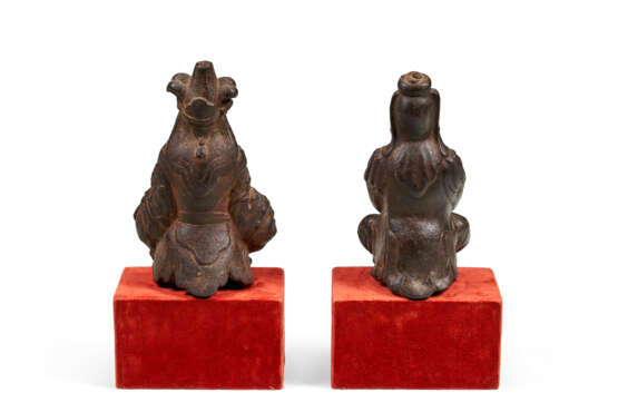 A PAIR OF GOLD-INLAID IRON FIGURES OF A KING AND QUEEN - Foto 2