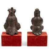 A PAIR OF GOLD-INLAID IRON FIGURES OF A KING AND QUEEN - Foto 2