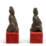 A PAIR OF GOLD-INLAID IRON FIGURES OF A KING AND QUEEN - фото 4