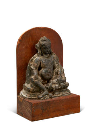 A BLACK STONE FIGURE OF JAMBHALA - Foto 3