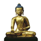 A RARE AND LARGE GILT-BRONZE FIGURE OF THE MEDICINE BUDDHA, BAISAJYAGURU - photo 1