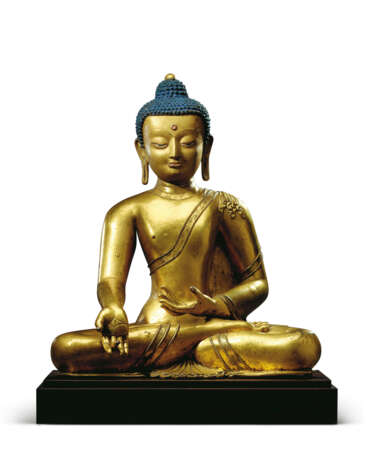 A RARE AND LARGE GILT-BRONZE FIGURE OF THE MEDICINE BUDDHA, BAISAJYAGURU - photo 1