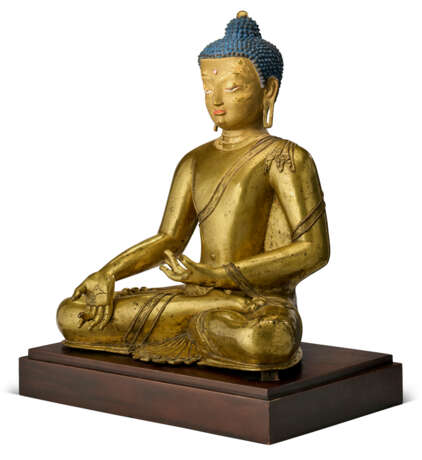 A RARE AND LARGE GILT-BRONZE FIGURE OF THE MEDICINE BUDDHA, BAISAJYAGURU - photo 2