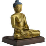 A RARE AND LARGE GILT-BRONZE FIGURE OF THE MEDICINE BUDDHA, BAISAJYAGURU - Foto 3