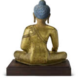 A RARE AND LARGE GILT-BRONZE FIGURE OF THE MEDICINE BUDDHA, BAISAJYAGURU - photo 4