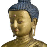 A RARE AND LARGE GILT-BRONZE FIGURE OF THE MEDICINE BUDDHA, BAISAJYAGURU - Foto 5