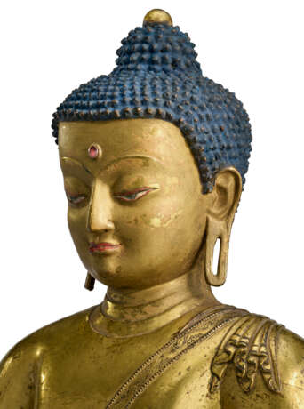 A RARE AND LARGE GILT-BRONZE FIGURE OF THE MEDICINE BUDDHA, BAISAJYAGURU - photo 5