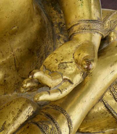 A RARE AND LARGE GILT-BRONZE FIGURE OF THE MEDICINE BUDDHA, BAISAJYAGURU - Foto 7