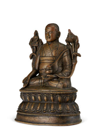 A SILVER-INLAID BRONZE FIGURE OF A LAMA - фото 3