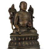 A SILVER-INLAID BRONZE FIGURE OF A LAMA - photo 4