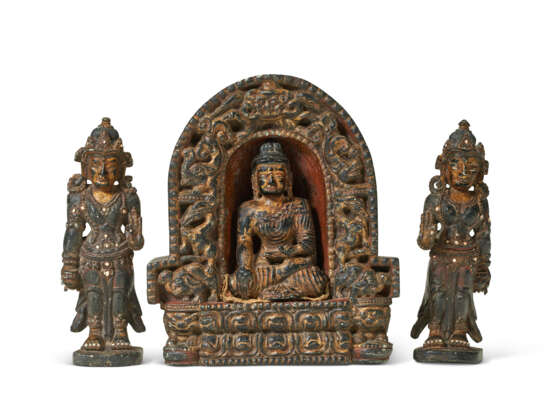 A BLACK STONE TRIAD WITH BUDDHA AND BODHISATTVAS - Foto 2