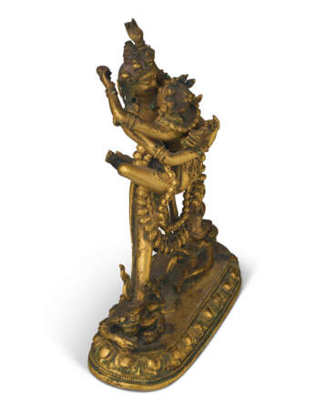 A GILT-BRONZE FIGURE OF CHAKRASAMVARA - photo 2