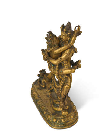 A GILT-BRONZE FIGURE OF CHAKRASAMVARA - фото 4