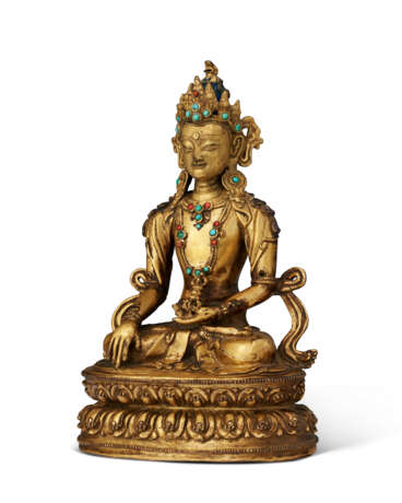 A GILT-BRONZE FIGURE OF AKSHOBYA - Foto 3