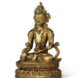 A GILT-BRONZE FIGURE OF AKSHOBYA - Foto 3