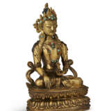 A GILT-BRONZE FIGURE OF AKSHOBYA - Foto 4