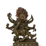 A BRONZE FIGURE OF SHADBUJA MAHAKALA - Foto 1