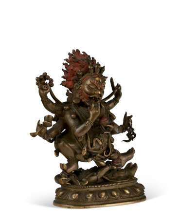 A BRONZE FIGURE OF SHADBUJA MAHAKALA - Foto 2