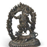 A SMALL BRONZE FIGURE OF VAJRABHAIRAVA - Foto 2