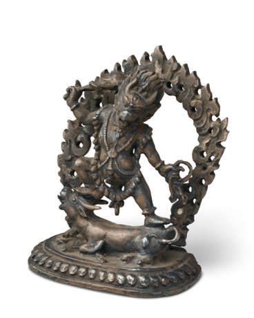 A SMALL BRONZE FIGURE OF VAJRABHAIRAVA - Foto 5