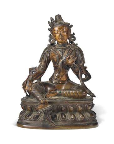 A BRONZE FIGURE OF TARA - фото 1