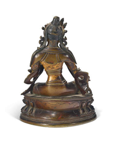 A BRONZE FIGURE OF TARA - фото 3