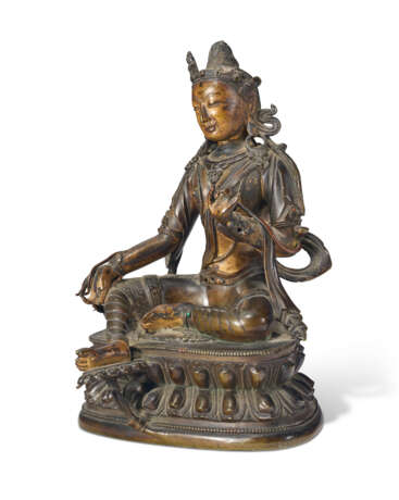 A BRONZE FIGURE OF TARA - фото 4