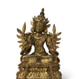 A GILT-BRONZE FIGURE OF A BODHISATTVA - Foto 1