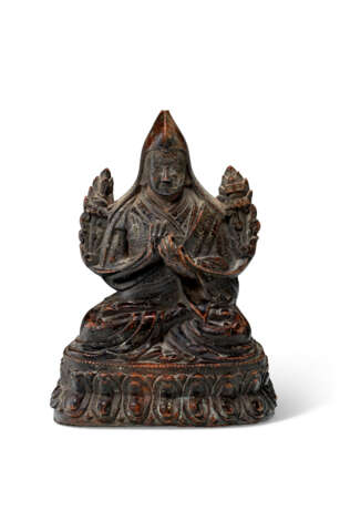 A BRONZE FIGURE OF TSONGKHAPPA - фото 1