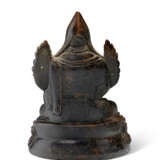 A BRONZE FIGURE OF TSONGKHAPPA - Foto 4