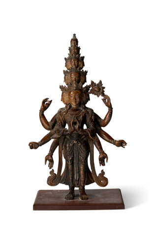 A BRONZE FIGURE OF AVALOKITESHVARA - Foto 1