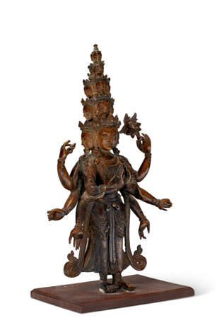 A BRONZE FIGURE OF AVALOKITESHVARA - photo 3