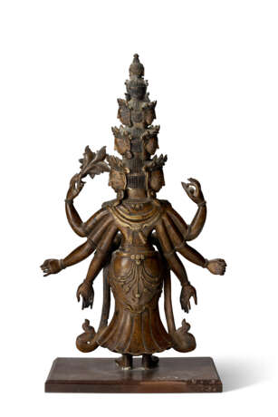 A BRONZE FIGURE OF AVALOKITESHVARA - фото 4