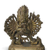 A GILT-BRONZE FIGURE OF VAJRABHAIRAVA - Foto 1