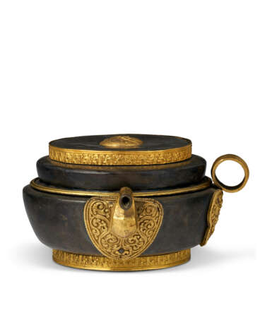 A PARCEL GILT RITUAL VESSEL - Foto 1