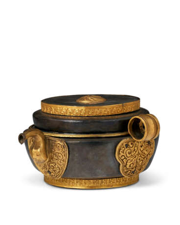 A PARCEL GILT RITUAL VESSEL - Foto 2