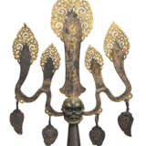 A FIVE-PRONGED GOLD DAMASCENED IRON SPEARHEAD - Foto 1