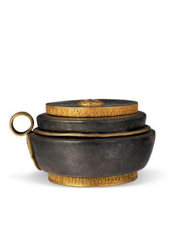 A PARCEL GILT RITUAL VESSEL - Foto 4