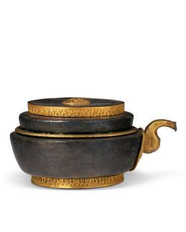 A PARCEL GILT RITUAL VESSEL - Foto 5