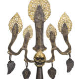 A FIVE-PRONGED GOLD DAMASCENED IRON SPEARHEAD - фото 4