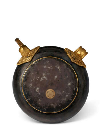 A PARCEL GILT RITUAL VESSEL - Foto 6