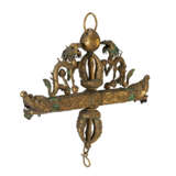 A GILT-BRONZE REPOUSSE RITUAL HANGING IMPLEMENT - Foto 2