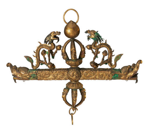 A GILT-BRONZE REPOUSSE RITUAL HANGING IMPLEMENT - Foto 4