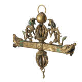 A GILT-BRONZE REPOUSSE RITUAL HANGING IMPLEMENT - Foto 5