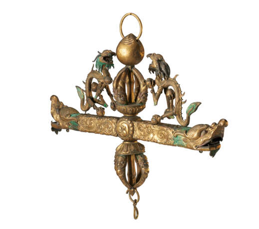 A GILT-BRONZE REPOUSSE RITUAL HANGING IMPLEMENT - Foto 5