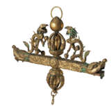 A GILT-BRONZE REPOUSSE RITUAL HANGING IMPLEMENT - Foto 6