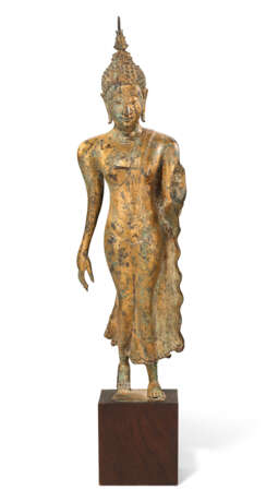 A GILT-BRONZE FIGURE OF WALKING BUDDHA - фото 1