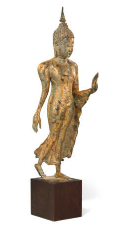 A GILT-BRONZE FIGURE OF WALKING BUDDHA - Foto 2