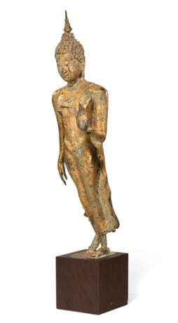 A GILT-BRONZE FIGURE OF WALKING BUDDHA - Foto 3